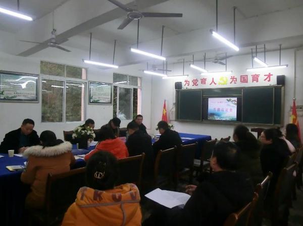 论证会上,课题组负责人杨良凯代表课题组作"乡村初中"动生课堂"实践