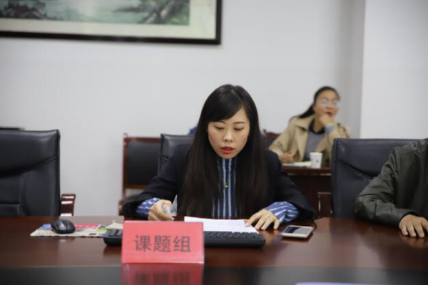 中期汇报细梳理专家指津明思路夹江县黄丽历史名师工作室课题中期报告